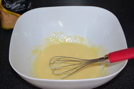 Кексы с печеньем и карамельным соусом: шаг 2