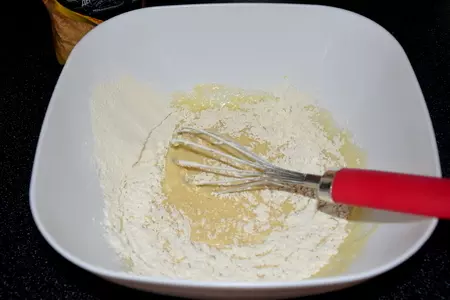 Кексы с печеньем и карамельным соусом: шаг 4