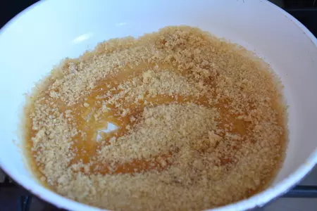Кексы с печеньем и карамельным соусом: шаг 7