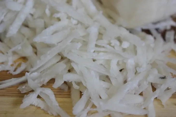 Салат из квашенной капусты и редьки: шаг 1