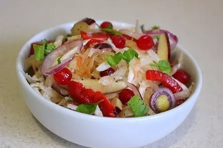 Салат из квашенной капусты и редьки: шаг 5