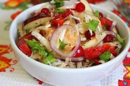 Салат из квашенной капусты и редьки: шаг 6