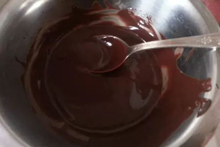 Капкейки с абрикосовым джемом,белковым кремом,бабочками и ажурной шоколадной салфеткой: шаг 1