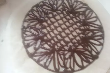 Капкейки с абрикосовым джемом,белковым кремом,бабочками и ажурной шоколадной салфеткой: шаг 3