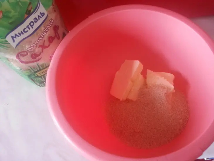 Капкейки с абрикосовым джемом,белковым кремом,бабочками и ажурной шоколадной салфеткой: шаг 4