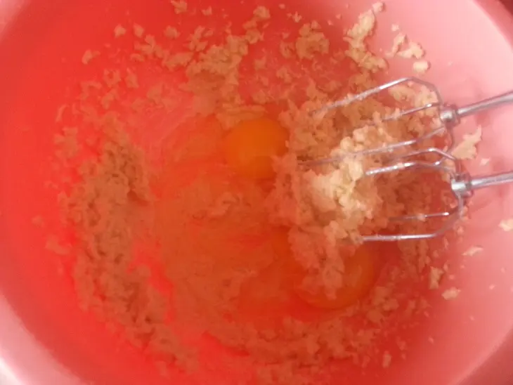 Капкейки с абрикосовым джемом,белковым кремом,бабочками и ажурной шоколадной салфеткой: шаг 5