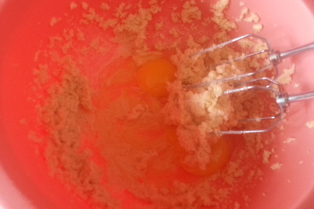 Капкейки с абрикосовым джемом,белковым кремом,бабочками и ажурной шоколадной салфеткой: шаг 5