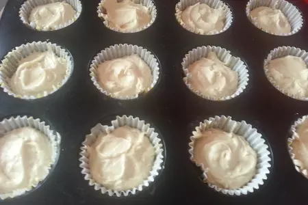 Капкейки с абрикосовым джемом,белковым кремом,бабочками и ажурной шоколадной салфеткой: шаг 8