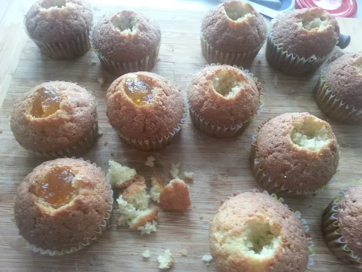 Капкейки с абрикосовым джемом,белковым кремом,бабочками и ажурной шоколадной салфеткой: шаг 9