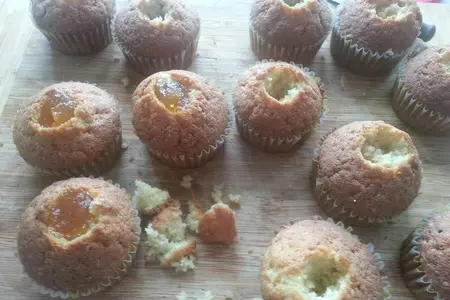 Капкейки с абрикосовым джемом,белковым кремом,бабочками и ажурной шоколадной салфеткой: шаг 9