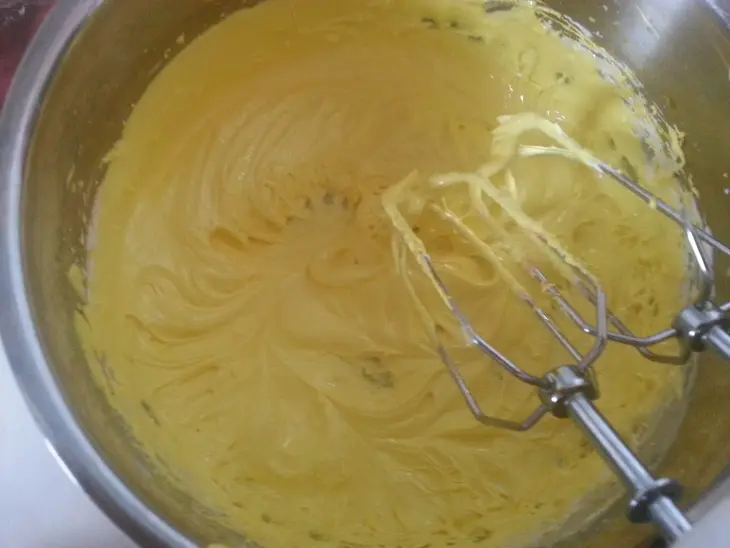 Капкейки с абрикосовым джемом,белковым кремом,бабочками и ажурной шоколадной салфеткой: шаг 10
