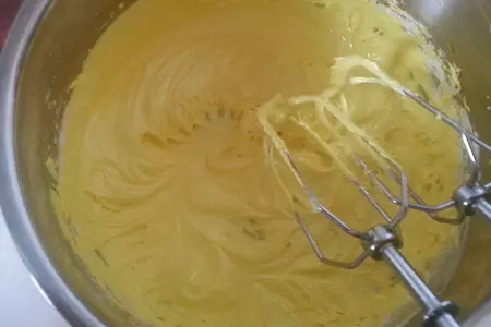 Капкейки с абрикосовым джемом,белковым кремом,бабочками и ажурной шоколадной салфеткой: шаг 10