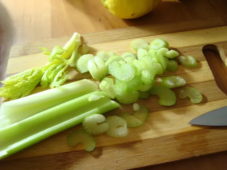 Салат с курицей,сельдереем и яблоком.: шаг 1