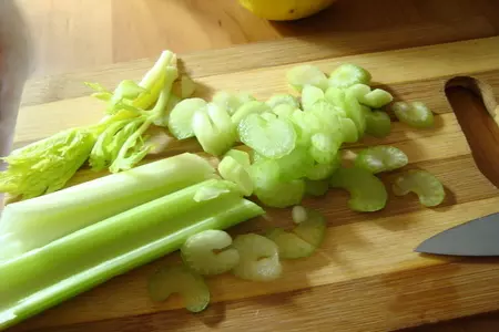 Салат с курицей,сельдереем и яблоком.: шаг 1