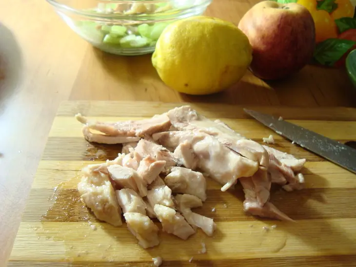 Салат с курицей,сельдереем и яблоком.: шаг 2