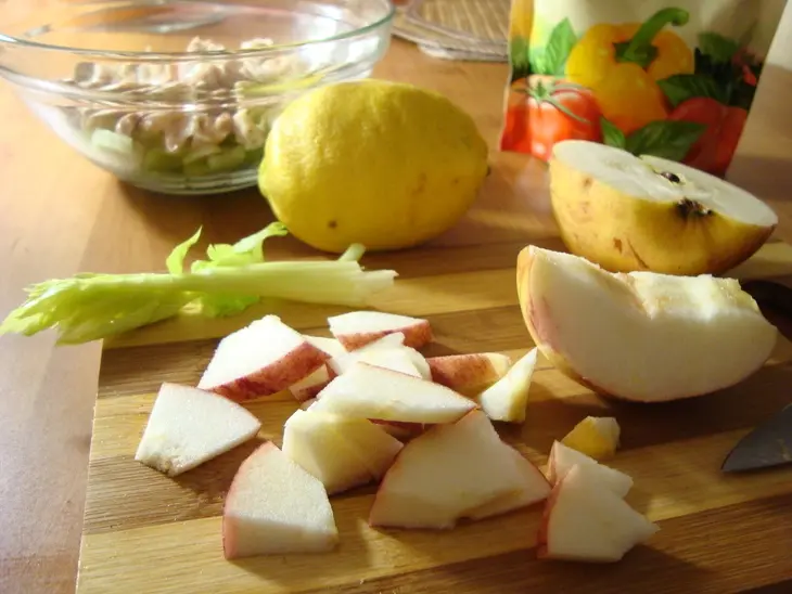 Салат с курицей,сельдереем и яблоком.: шаг 3