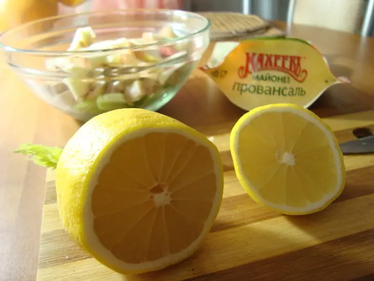 Салат с курицей,сельдереем и яблоком.: шаг 4