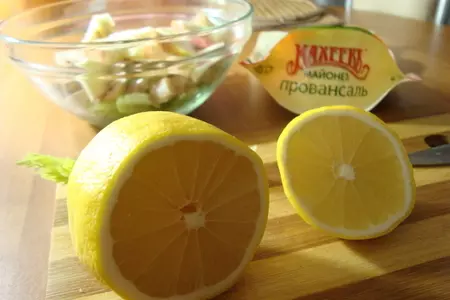 Салат с курицей,сельдереем и яблоком.: шаг 4