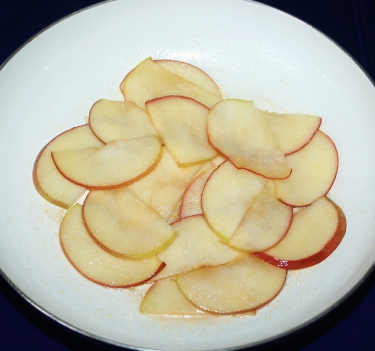 Песочные тарталетки с карамелизированными яблоками "розы": шаг 7