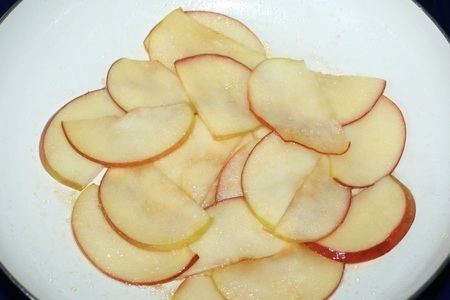 Песочные тарталетки с карамелизированными яблоками "розы": шаг 7
