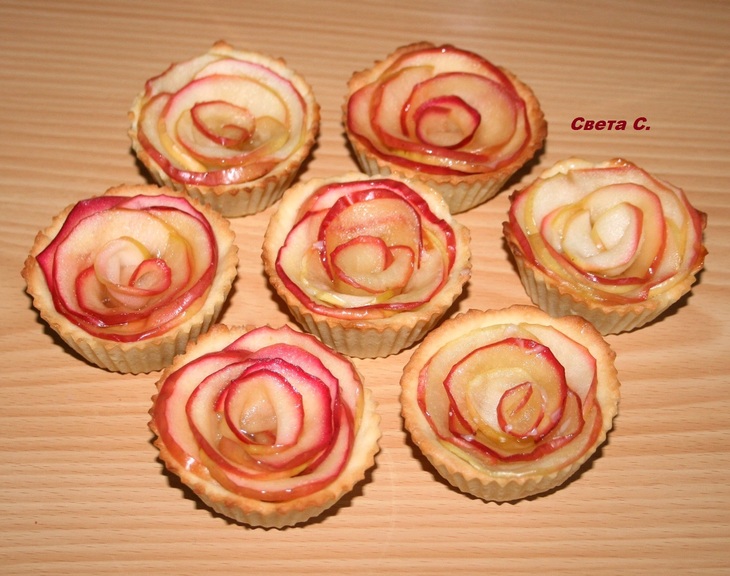 Песочные тарталетки с карамелизированными яблоками "розы": шаг 8