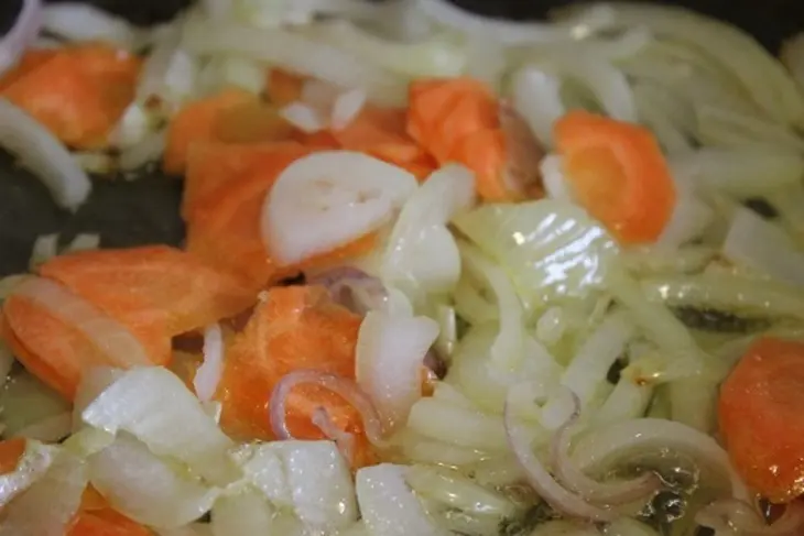 Куриная печень тушеная с овощами: шаг 1