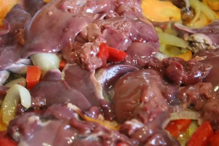 Куриная печень тушеная с овощами: шаг 2
