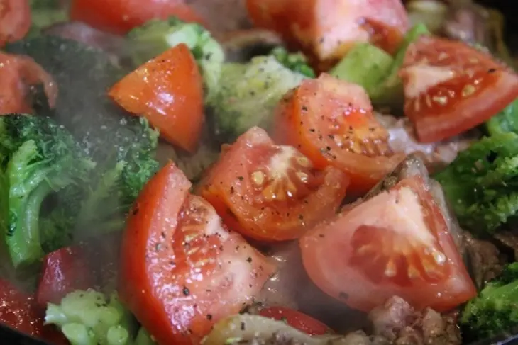 Куриная печень тушеная с овощами: шаг 3