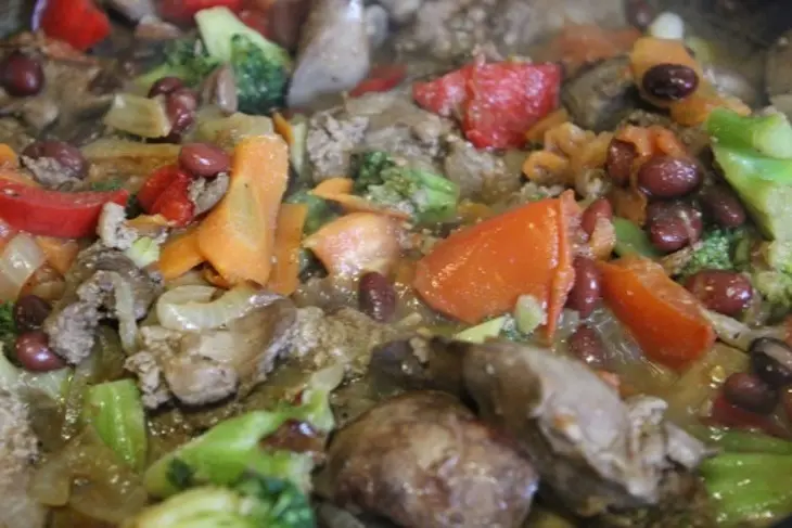 Куриная печень тушеная с овощами: шаг 5