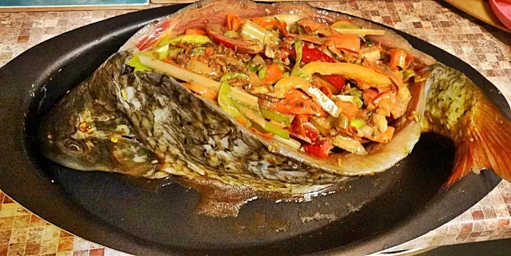 Запечённый с овощами карп.: шаг 7