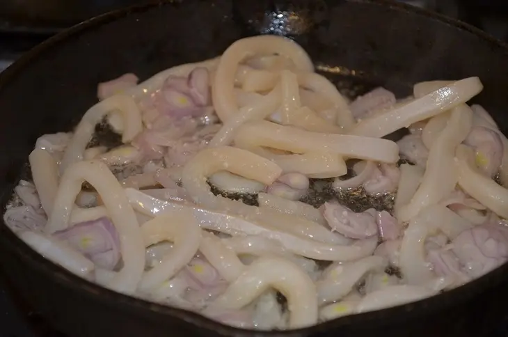 Frittata (фриттата) с кальмарами и брокколи в чугунной сковороде: шаг 3