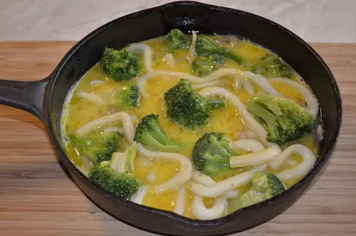 Frittata (фриттата) с кальмарами и брокколи в чугунной сковороде: шаг 5