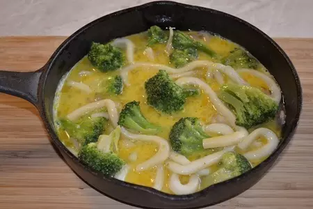 Frittata (фриттата) с кальмарами и брокколи в чугунной сковороде: шаг 5