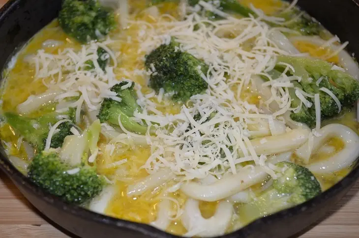 Frittata (фриттата) с кальмарами и брокколи в чугунной сковороде: шаг 6