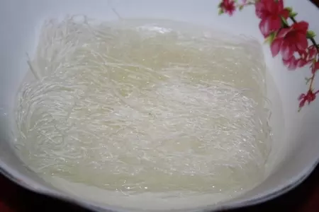 Фунчеза с курицей и овощами в тайском стиле: шаг 1