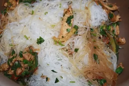 Фунчеза с курицей и овощами в тайском стиле: шаг 7