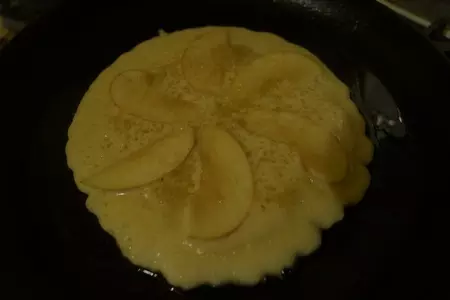 Панкейки с яблоками: шаг 3