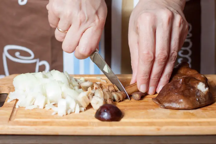 Куриные рулеты с красной смородиной и лесными грибами: шаг 1