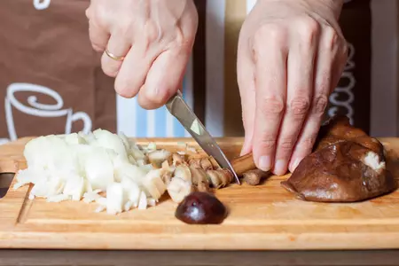 Куриные рулеты с красной смородиной и лесными грибами: шаг 1