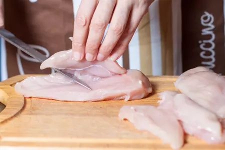 Куриные рулеты с красной смородиной и лесными грибами: шаг 2