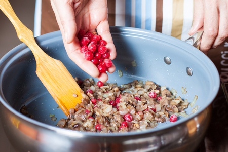 Куриные рулеты с красной смородиной и лесными грибами: шаг 4