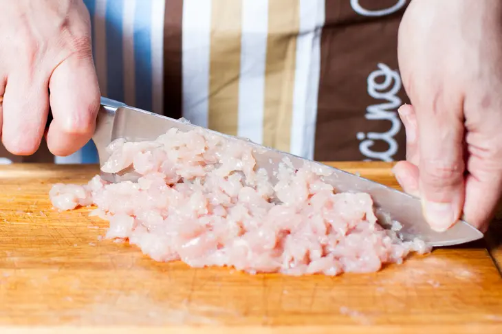 Куриные рулеты с красной смородиной и лесными грибами: шаг 5