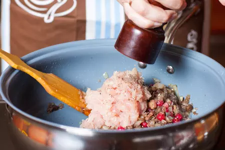 Куриные рулеты с красной смородиной и лесными грибами: шаг 6