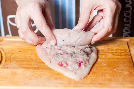 Куриные рулеты с красной смородиной и лесными грибами: шаг 7