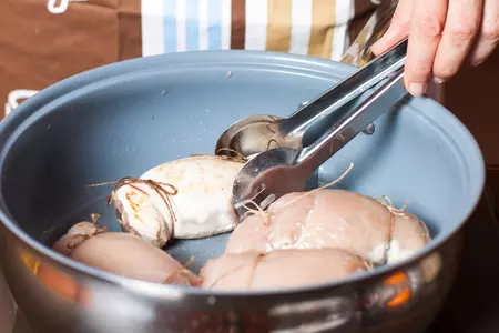 Куриные рулеты с красной смородиной и лесными грибами: шаг 9