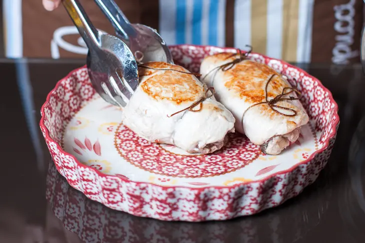 Куриные рулеты с красной смородиной и лесными грибами: шаг 10