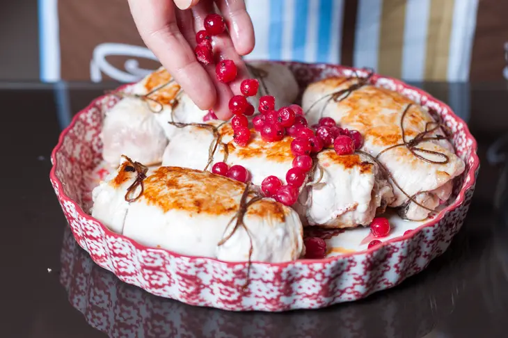 Куриные рулеты с красной смородиной и лесными грибами: шаг 11