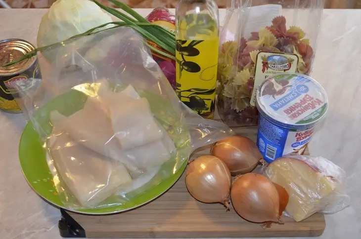 Паста фарфалле с кальмарами в сметанном соусе.: шаг 1