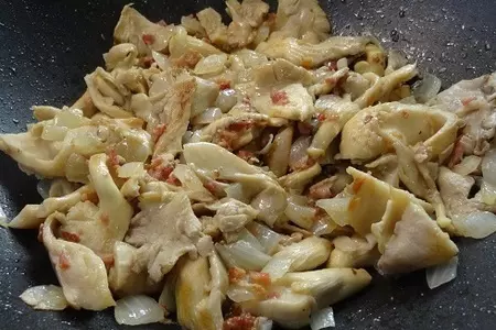Кремовый суп с грибами, беконом, гребешками и ракушками: шаг 2