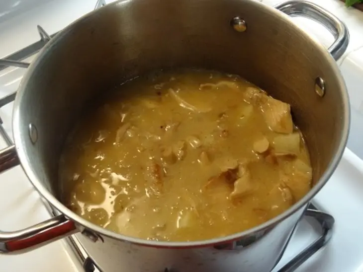 Кремовый суп с грибами, беконом, гребешками и ракушками: шаг 4